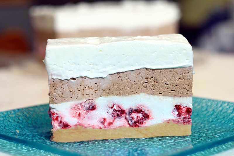 Tort cu cremă de zmeură și ciocolată - desertul meu de suflet