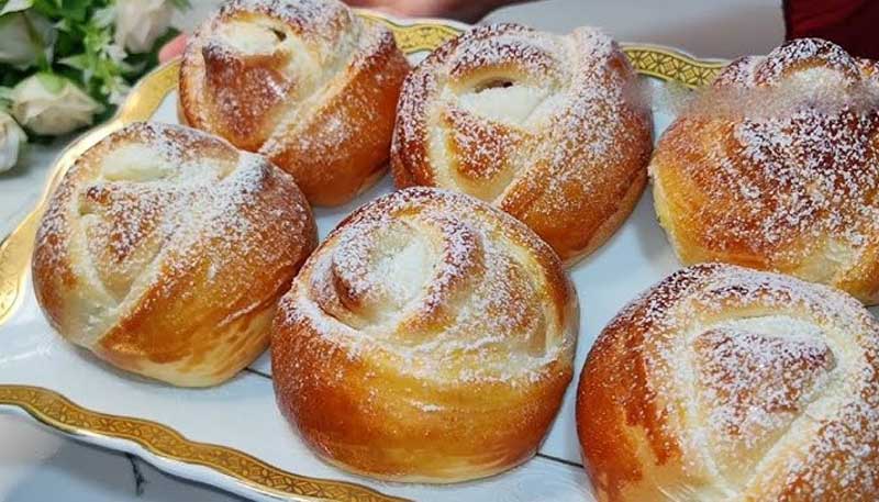 Chifle cu brânză dulce - aluatul este pufos iar umplutura aromată și cremoasă