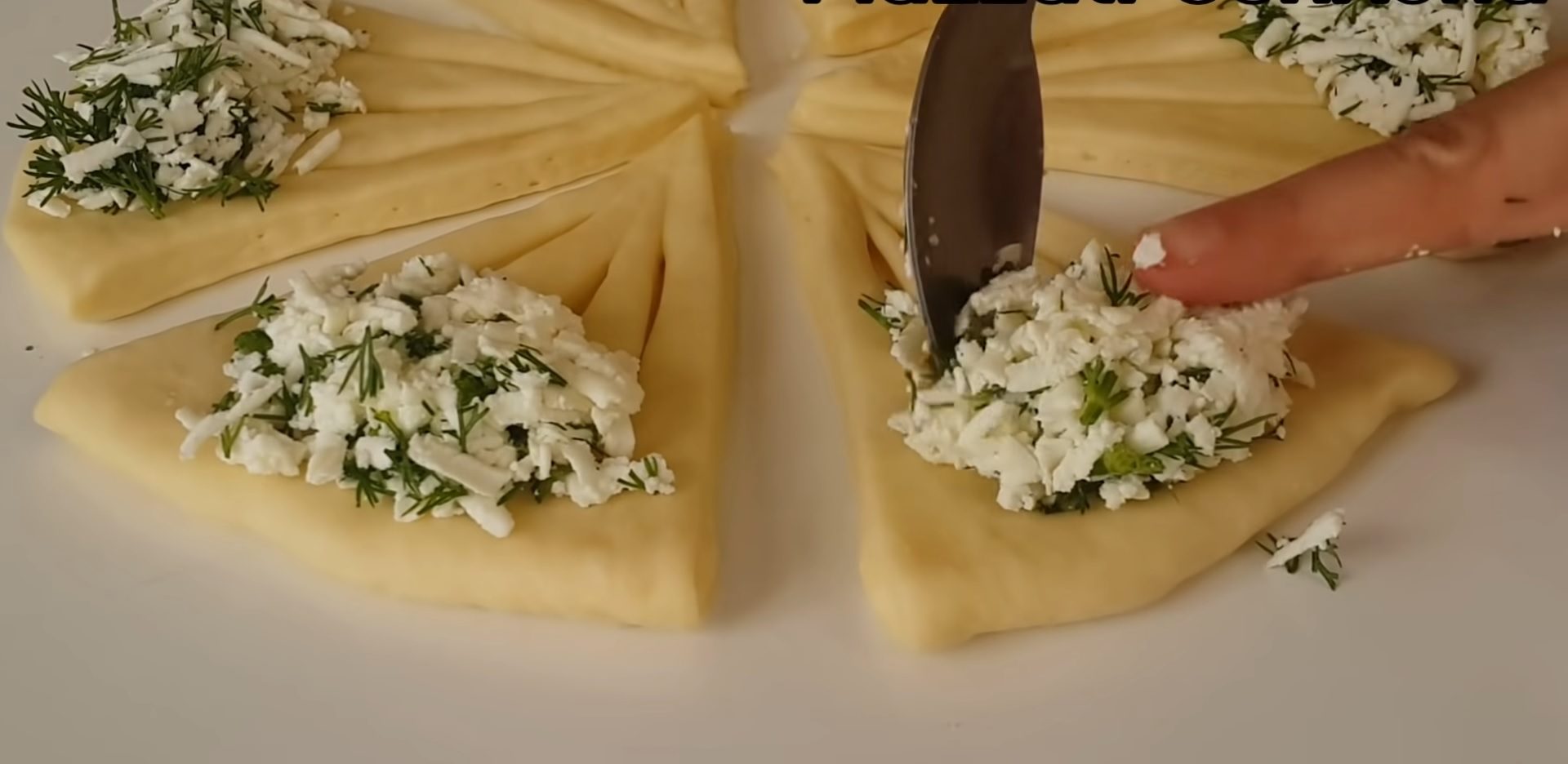 Chifle aperitiv cu brânză sărată și verdeață