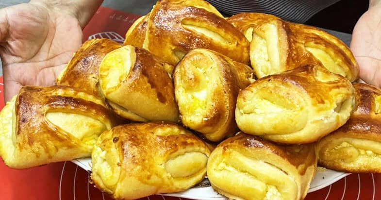 Triunghiuri pufoase umplute cu brânză dulce: un fel de plăcinte care te va cuceri prin simplitatea preparării și gustul delicios!