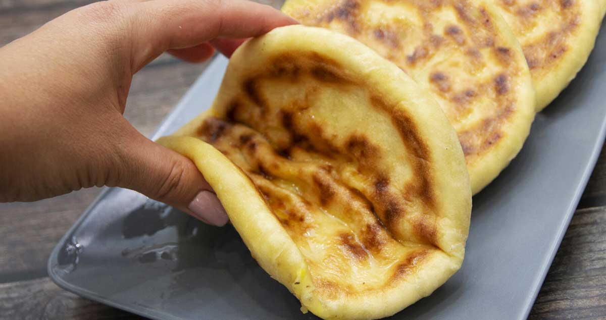 Turte pufoase umplute cu brânză – vă aduc aminte de copilărie? Mie da! Sunt delicioase