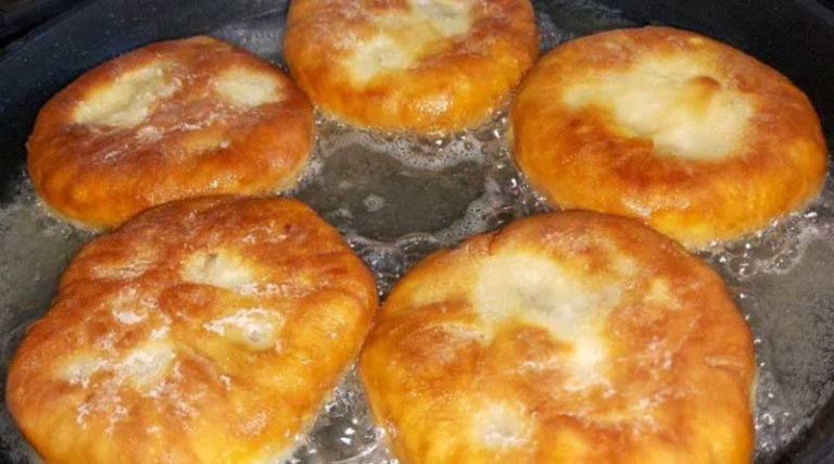 Ce poți face cu 1 pahar de chefir și 1 ou – turtițe pufoase cu umplutură suculentă