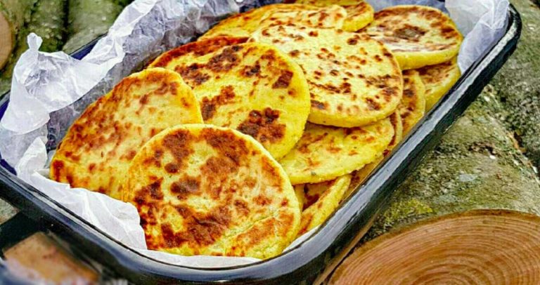 Plăcinte de cartofi cu usturoi și măghiran