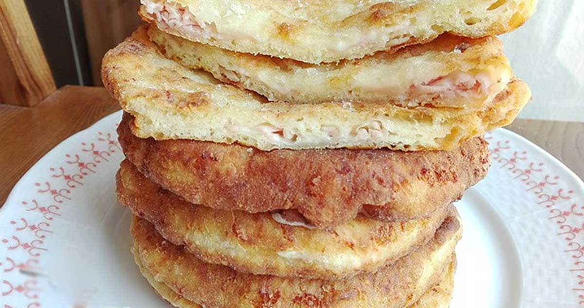 Plăcințele cu șuncă și brânză