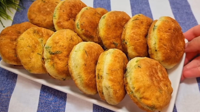 Turtițe delicioase cu chefir și usturoi: o rețetă descoperită în caietul bunicii. Extraordinar de bună!