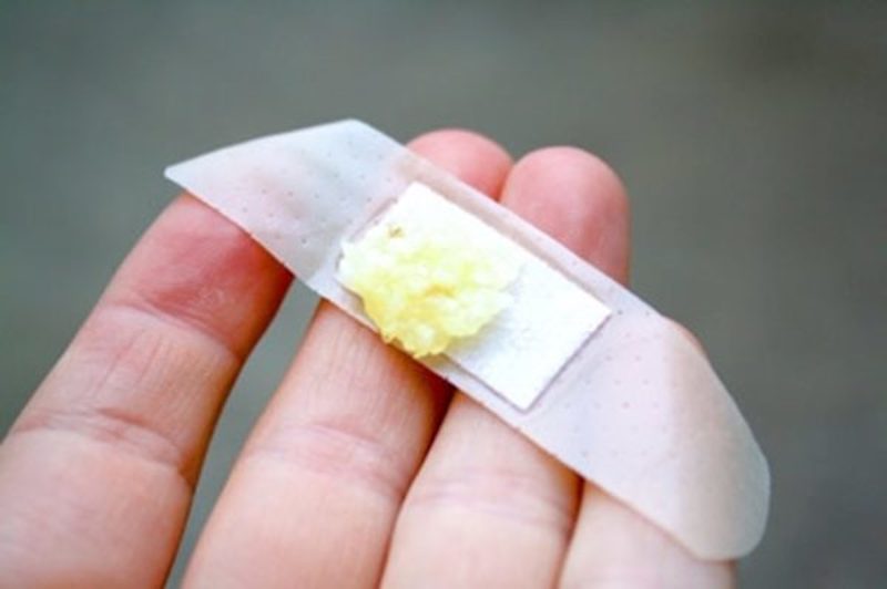 Iată ce se inampla dacă pui usturoi pe un plasture și apoi îl aplici pe corpul tău