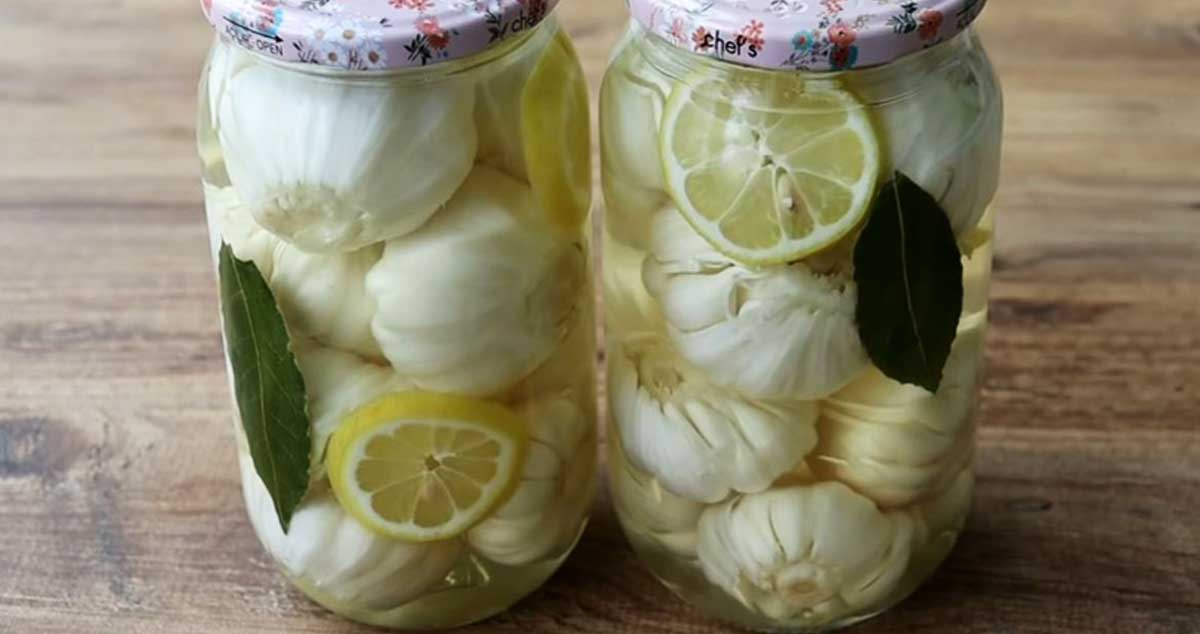 Rețetă de Usturoi la Borcan – modalitate excelentă de a beneficia de proprietățile sale antibacteriene pe tot parcursul anului