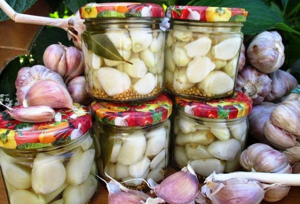 Usturoi marinat - un plus excelent la salate și gustări