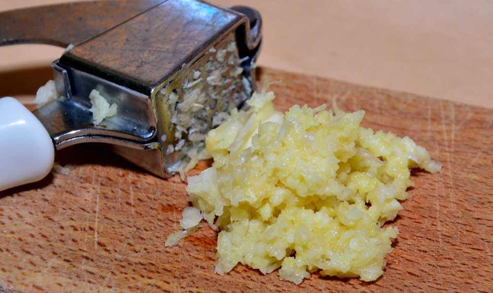 Știi ce se întâmplă dacă mănânci usturoi pe stomacul gol? Vei fi uimit