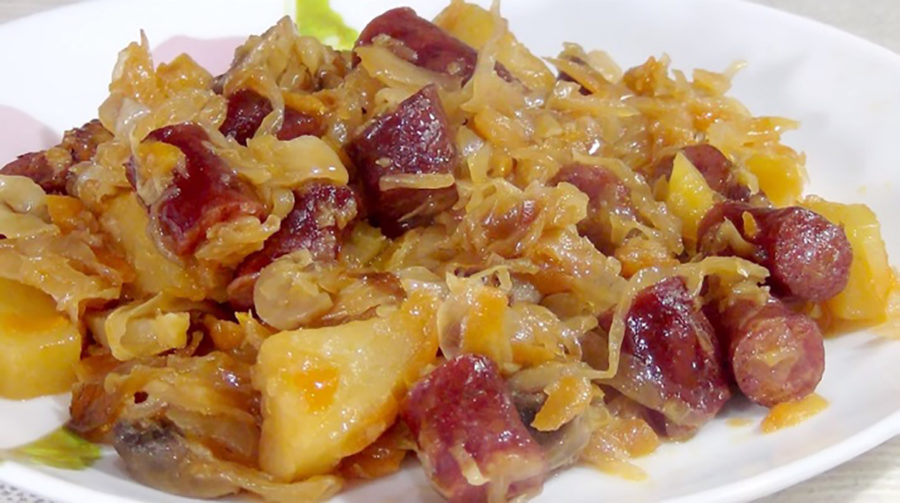 Mâncărică delicioasă din varză și cârnăciori