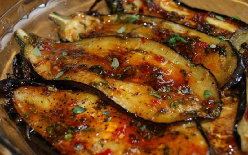 Vinete marinate cu usturoi și verdeață - Una din rețetele mele preferate cu vinete. Pur și simplu o ador!