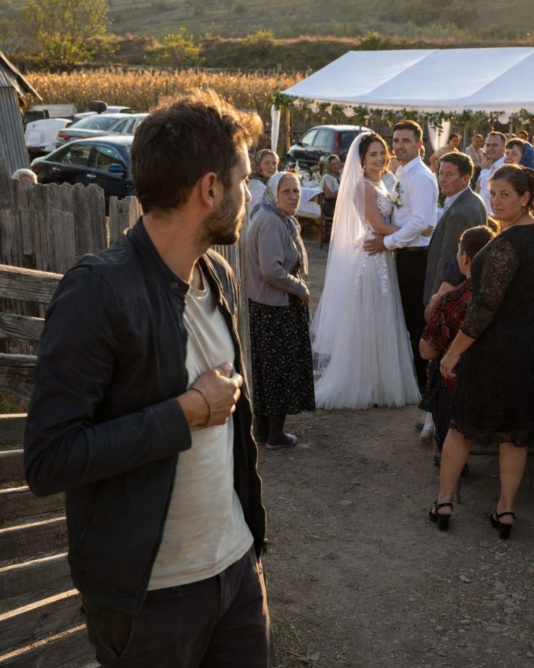Am strâns 3 ani euro cu euro în Spania ca să-i cumpăr inelul, am venit acasă fără să anunț pe nimeni ca să-i fac surpriza — și când am intrat în sat am auzit lăutarii și am văzut-o în rochie albă, lângă vărul meu…